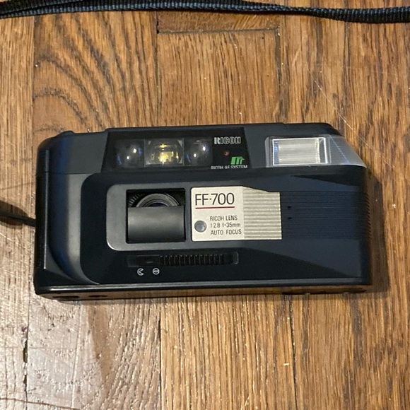 Ricoh FF-700 RARE 35mm Point and Shoot Film Camera No Battery - Picture 2 of 4